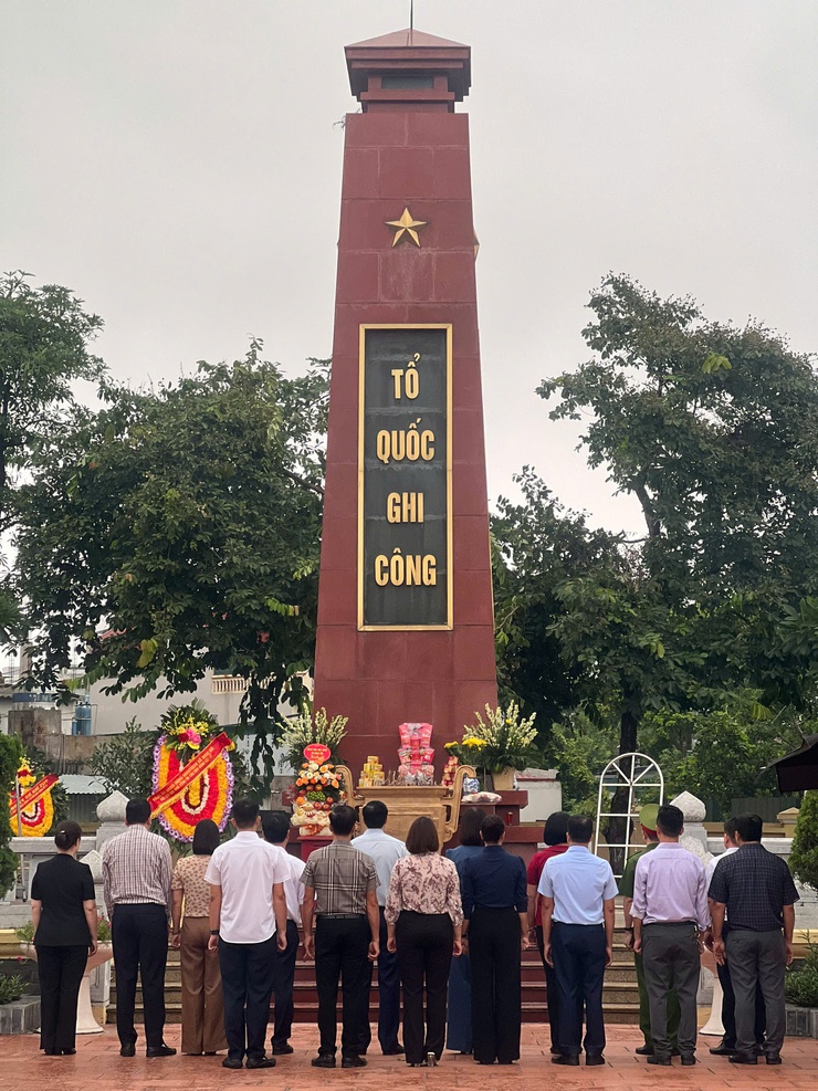 XÚC ĐỘNG LỄ DÂNG HƯƠNG TƯỞNG NIỆM CÁC ANH HÙNG LIỆT SĨ- Ảnh 2.