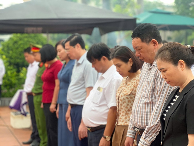 XÚC ĐỘNG LỄ DÂNG HƯƠNG TƯỞNG NIỆM CÁC ANH HÙNG LIỆT SĨ- Ảnh 3.