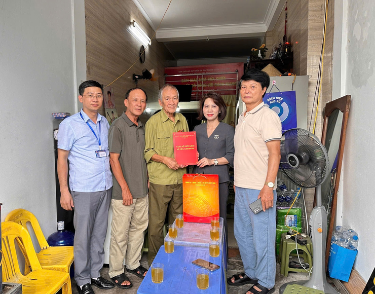 Phường Bồ Đề  thăm tặng quà tại nhà gia đình người có công nhân kỷ niệm 78 năm ngày Thương binh – Liệt sĩ- Ảnh 4.