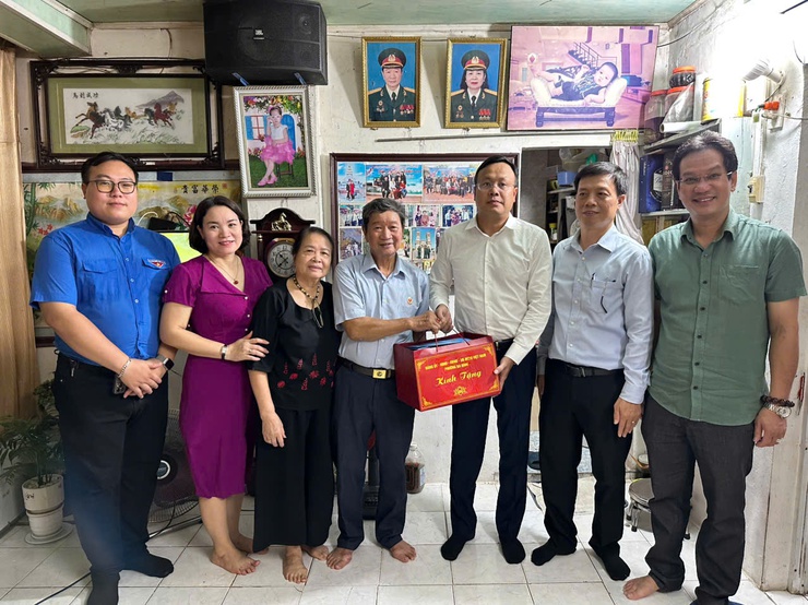 LÃNH ĐẠO PHƯỜNG BA ĐÌNH TỔ CHỨC THĂM HỎI, TẶNG QUÀ CÁC GIA ĐÌNH CHÍNH SÁCH NHÂN KỶ NIỆM 78 NĂM NGÀY THƯƠNG BINH - LIỆT SỸ (27/7/1947 – 27/7/2025)- Ảnh 1.