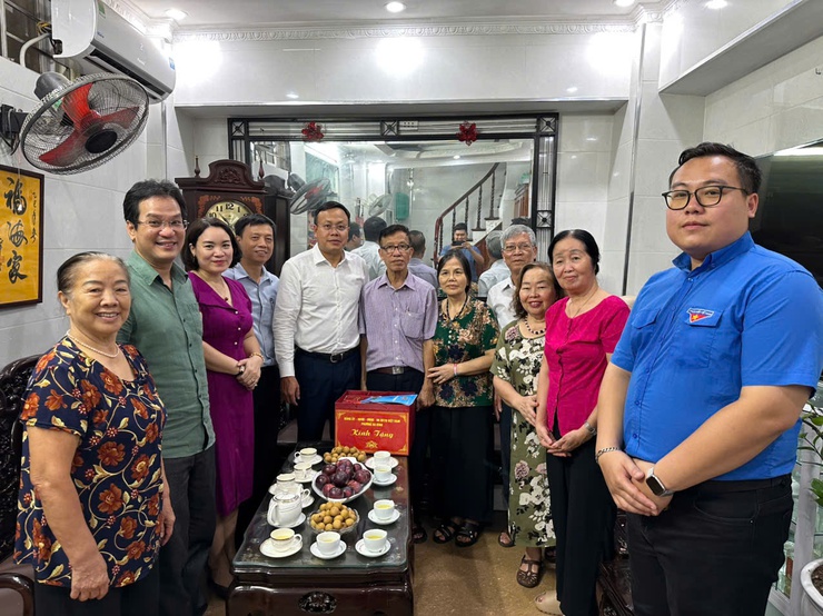 LÃNH ĐẠO PHƯỜNG BA ĐÌNH TỔ CHỨC THĂM HỎI, TẶNG QUÀ CÁC GIA ĐÌNH CHÍNH SÁCH NHÂN KỶ NIỆM 78 NĂM NGÀY THƯƠNG BINH - LIỆT SỸ (27/7/1947 – 27/7/2025)- Ảnh 2.