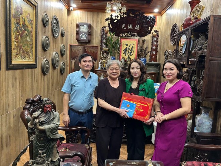 LÃNH ĐẠO PHƯỜNG BA ĐÌNH TỔ CHỨC THĂM HỎI, TẶNG QUÀ CÁC GIA ĐÌNH CHÍNH SÁCH NHÂN KỶ NIỆM 78 NĂM NGÀY THƯƠNG BINH - LIỆT SỸ (27/7/1947 – 27/7/2025)- Ảnh 3.
