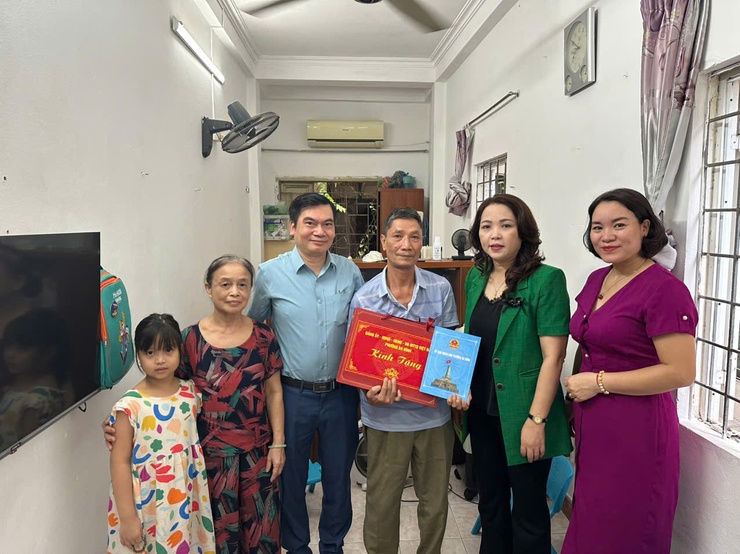 LÃNH ĐẠO PHƯỜNG BA ĐÌNH TỔ CHỨC THĂM HỎI, TẶNG QUÀ CÁC GIA ĐÌNH CHÍNH SÁCH NHÂN KỶ NIỆM 78 NĂM NGÀY THƯƠNG BINH - LIỆT SỸ (27/7/1947 – 27/7/2025)- Ảnh 4.