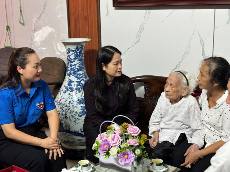 LÃNH ĐẠO PHƯỜNG BA ĐÌNH TỔ CHỨC THĂM HỎI, TẶNG QUÀ CÁC GIA ĐÌNH CHÍNH SÁCH NHÂN KỶ NIỆM 78 NĂM NGÀY THƯƠNG BINH - LIỆT SỸ (27/7/1947 – 27/7/2025)- Ảnh 6.