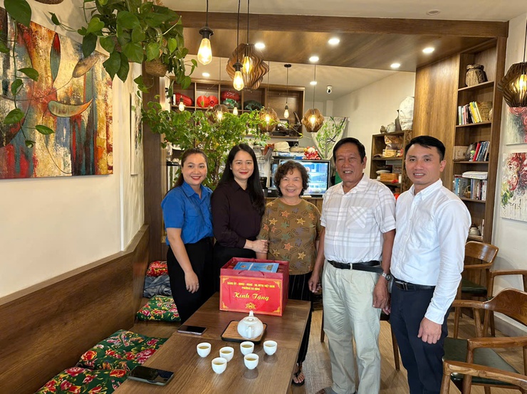 LÃNH ĐẠO PHƯỜNG BA ĐÌNH TỔ CHỨC THĂM HỎI, TẶNG QUÀ CÁC GIA ĐÌNH CHÍNH SÁCH NHÂN KỶ NIỆM 78 NĂM NGÀY THƯƠNG BINH - LIỆT SỸ (27/7/1947 – 27/7/2025)- Ảnh 5.