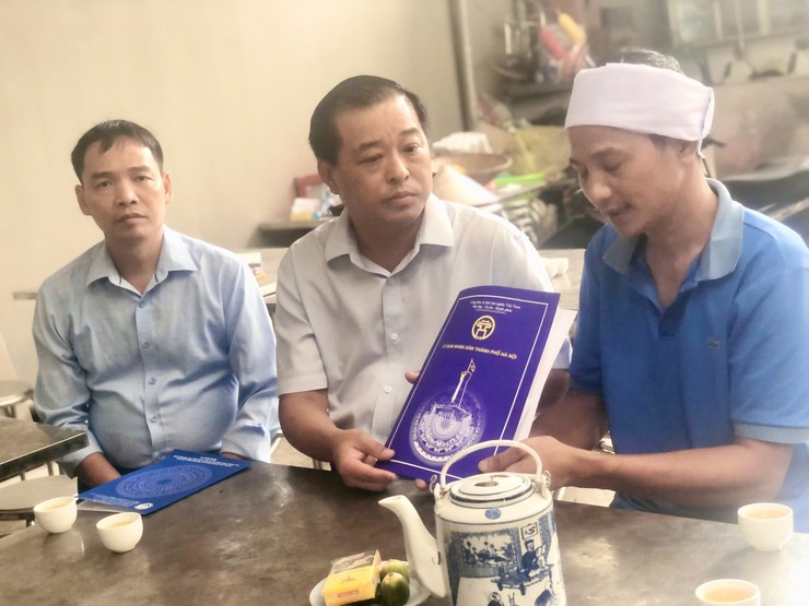 UBND thành phố Hà Nội động viên, hỗ trợ gia đình các nạn nhân vụ lật tàu tại tỉnh Quảng Ninh đang sinh sống trên địa bàn xã Đại Thanh- Ảnh 1.