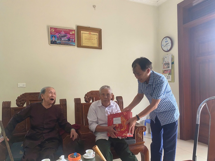 Các đồng chí lãnh đạo xã Tiến Thắng thăm, tặng quà nhân kỷ niệm 78 năm Ngày Thương binh - Liệt sĩ- Ảnh 4.