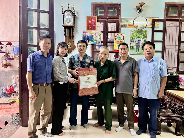 Phường Thanh Liệt: Thăm, tri ân người có công tiêu biểu- Ảnh 1.