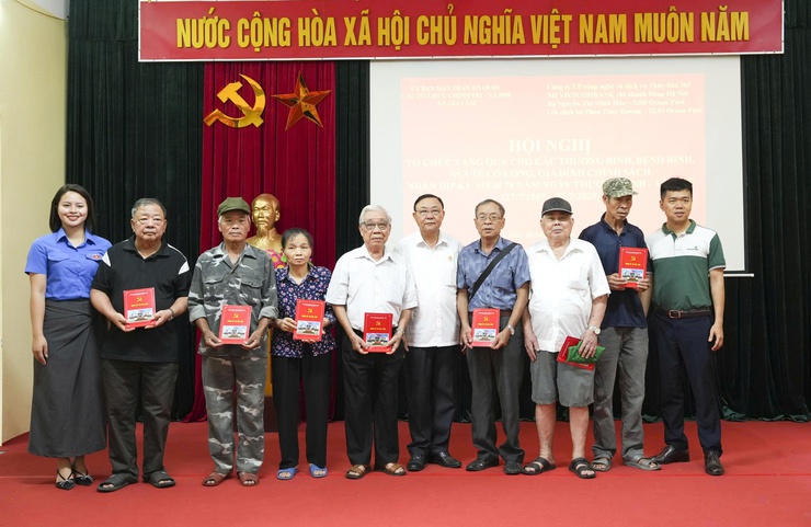 Xã Gia Lâm trao quà cho các đối tượng chính sách nhân kỷ niệm 78 năm Ngày Thương binh - Liệt sĩ (27/7/1947 - 27/7/2025)- Ảnh 6.