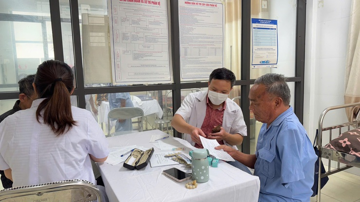 Xã Tam Hưng tiếp tục tổ chức khám, chữa bệnh cho gần 80 đối tượng chính sách- Ảnh 1.