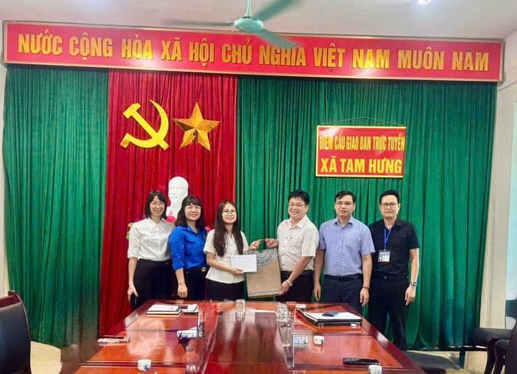 Đoàn Thanh niên Sở Nội vụ Hà Nội trao tặng 20 suất quà tri ân người có công tại xã Tam Hưng- Ảnh 1.
