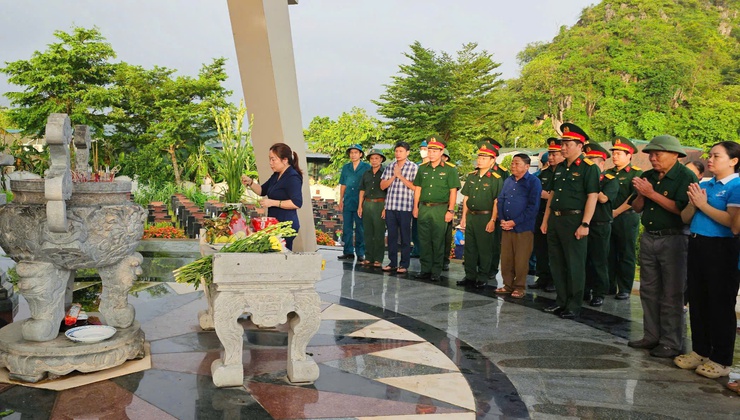 UBMTTQ Việt Nam xã Quốc Oai ra quân vệ sinh môi trường, chỉnh trang khu vực Nghĩa trang liệt sĩ nhân dịp kỷ niệm 78 năm Ngày Thương binh - Liệt sĩ- Ảnh 1.