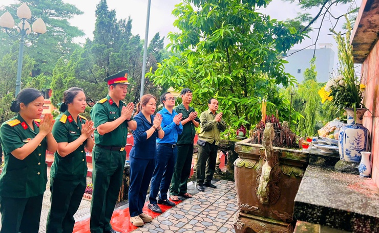 UBMTTQ Việt Nam xã Quốc Oai ra quân vệ sinh môi trường, chỉnh trang khu vực Nghĩa trang liệt sĩ nhân dịp kỷ niệm 78 năm Ngày Thương binh - Liệt sĩ- Ảnh 2.