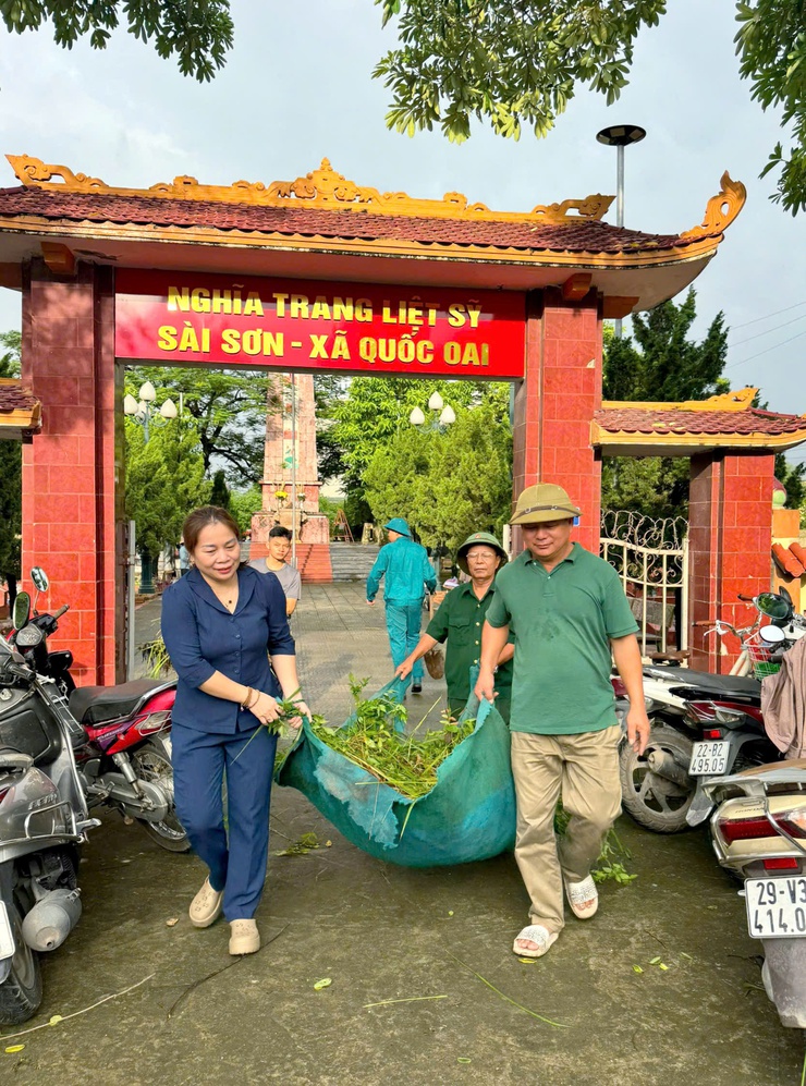 UBMTTQ Việt Nam xã Quốc Oai ra quân vệ sinh môi trường, chỉnh trang khu vực Nghĩa trang liệt sĩ nhân dịp kỷ niệm 78 năm Ngày Thương binh - Liệt sĩ- Ảnh 4.