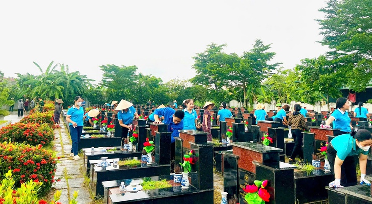 UBMTTQ Việt Nam xã Quốc Oai ra quân vệ sinh môi trường, chỉnh trang khu vực Nghĩa trang liệt sĩ nhân dịp kỷ niệm 78 năm Ngày Thương binh - Liệt sĩ- Ảnh 5.