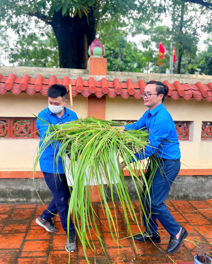 UBMTTQ Việt Nam xã Quốc Oai ra quân vệ sinh môi trường, chỉnh trang khu vực Nghĩa trang liệt sĩ nhân dịp kỷ niệm 78 năm Ngày Thương binh - Liệt sĩ- Ảnh 6.