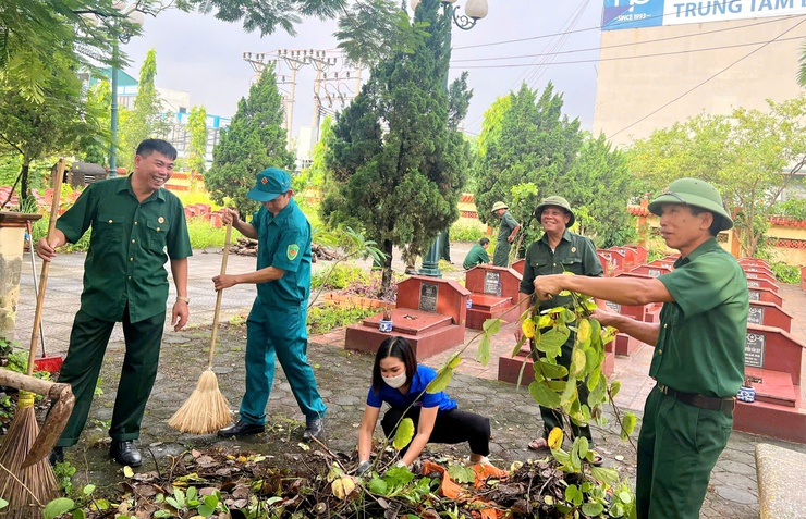 UBMTTQ Việt Nam xã Quốc Oai ra quân vệ sinh môi trường, chỉnh trang khu vực Nghĩa trang liệt sĩ nhân dịp kỷ niệm 78 năm Ngày Thương binh - Liệt sĩ- Ảnh 8.