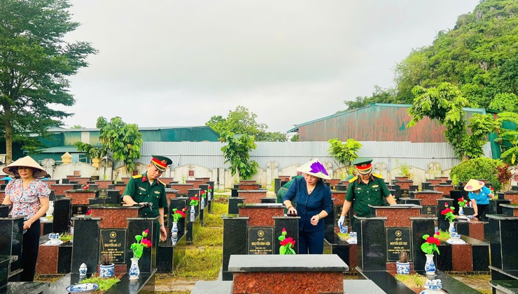UBMTTQ Việt Nam xã Quốc Oai ra quân vệ sinh môi trường, chỉnh trang khu vực Nghĩa trang liệt sĩ nhân dịp kỷ niệm 78 năm Ngày Thương binh - Liệt sĩ- Ảnh 9.