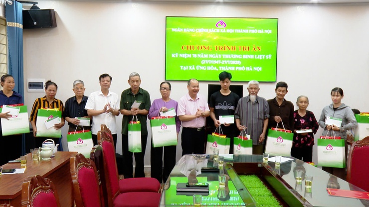 Ngân hàng Chính sách xã hội TP Hà Nội trao 20 suất quà cho các gia đình chính sách tại xã Ứng Hoà.- Ảnh 1.