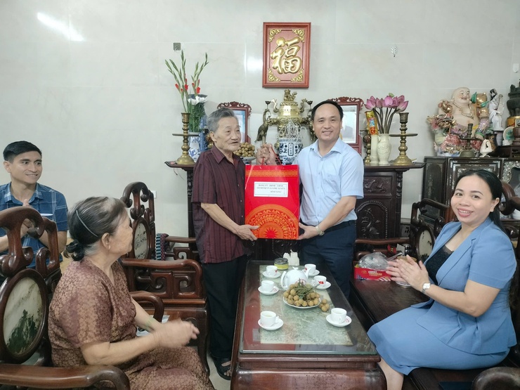 Hoạt động "Uống nước nhớ nguồn" nhân dịp Kỷ niệm Ngày Thương binh liệt sĩ 27/7 của xã Phú Xuyên- Ảnh 1.