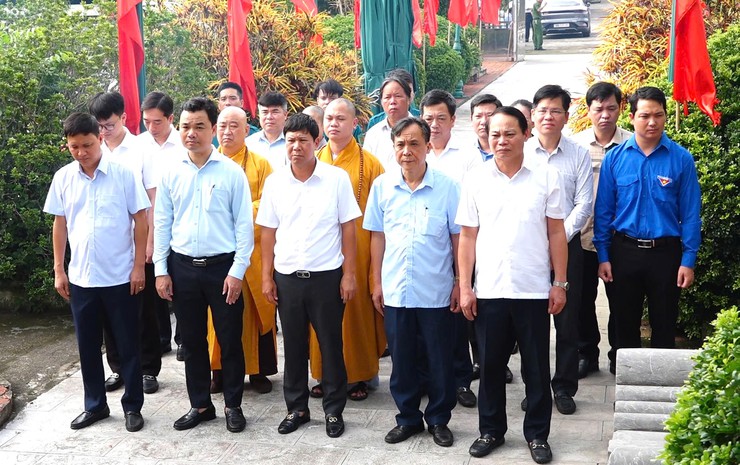 Lãnh đạo xã Bát Tràng viếng nghĩa trang Liệt sĩ Kim Sơn, Yên Viên và Xuân Quan; thăm, tặng quà thương bệnh binh, gia đình chính sách nhân dịp kỷ niệm 78 năm Ngày Thương binh Liệt sỹ (27/7/1947- 27/7/2025)- Ảnh 1.