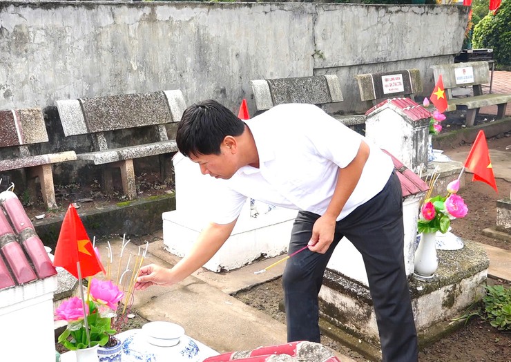 Lãnh đạo xã Bát Tràng viếng nghĩa trang Liệt sĩ Kim Sơn, Yên Viên và Xuân Quan; thăm, tặng quà thương bệnh binh, gia đình chính sách nhân dịp kỷ niệm 78 năm Ngày Thương binh Liệt sỹ (27/7/1947- 27/7/2025)- Ảnh 3.