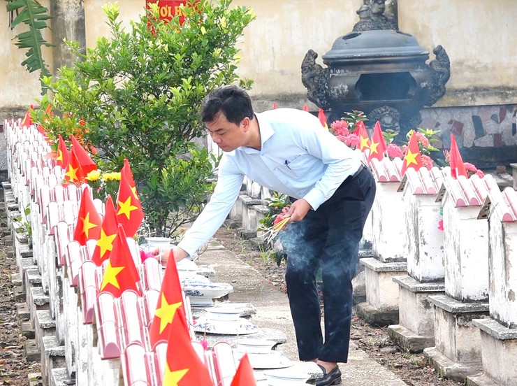 Lãnh đạo xã Bát Tràng viếng nghĩa trang Liệt sĩ Kim Sơn, Yên Viên và Xuân Quan; thăm, tặng quà thương bệnh binh, gia đình chính sách nhân dịp kỷ niệm 78 năm Ngày Thương binh Liệt sỹ (27/7/1947- 27/7/2025)- Ảnh 4.