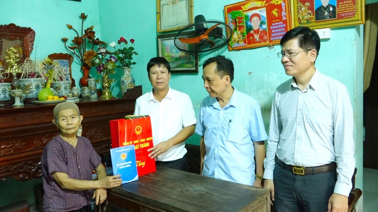 Lãnh đạo xã Bát Tràng viếng nghĩa trang Liệt sĩ Kim Sơn, Yên Viên và Xuân Quan; thăm, tặng quà thương bệnh binh, gia đình chính sách nhân dịp kỷ niệm 78 năm Ngày Thương binh Liệt sỹ (27/7/1947- 27/7/2025)- Ảnh 5.