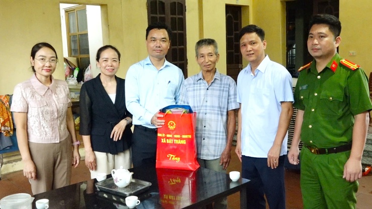 Lãnh đạo xã Bát Tràng viếng nghĩa trang Liệt sĩ Kim Sơn, Yên Viên và Xuân Quan; thăm, tặng quà thương bệnh binh, gia đình chính sách nhân dịp kỷ niệm 78 năm Ngày Thương binh Liệt sỹ (27/7/1947- 27/7/2025)- Ảnh 6.