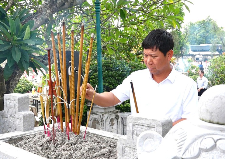 Lãnh đạo xã Bát Tràng viếng nghĩa trang Liệt sĩ Kim Sơn, Yên Viên và Xuân Quan; thăm, tặng quà thương bệnh binh, gia đình chính sách nhân dịp kỷ niệm 78 năm Ngày Thương binh Liệt sỹ (27/7/1947- 27/7/2025)- Ảnh 2.