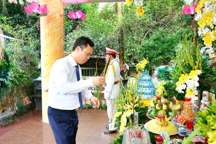 Phường Láng, Hà Nội tổ chức buổi lễ dâng hương, dâng hoa trang trọng kỷ niệm 78 năm Ngày Thương binh - Liệt sĩ (27/7/1947 - 27/7/2025)- Ảnh 1.