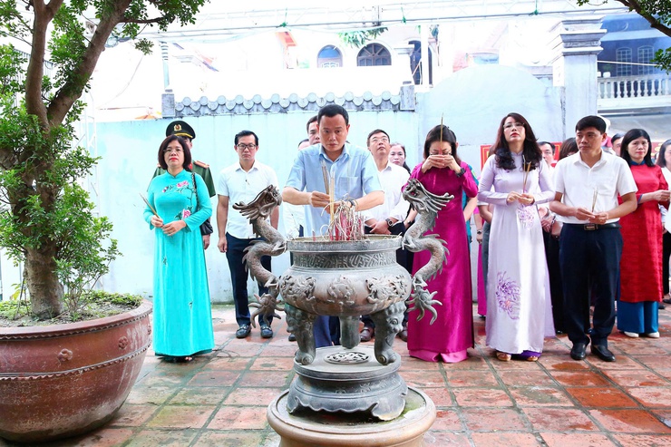 Phường Láng, Hà Nội tổ chức buổi lễ dâng hương, dâng hoa trang trọng kỷ niệm 78 năm Ngày Thương binh - Liệt sĩ (27/7/1947 - 27/7/2025)- Ảnh 2.
