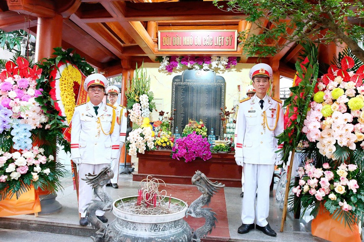 Phường Láng, Hà Nội tổ chức buổi lễ dâng hương, dâng hoa trang trọng kỷ niệm 78 năm Ngày Thương binh - Liệt sĩ (27/7/1947 - 27/7/2025)- Ảnh 3.