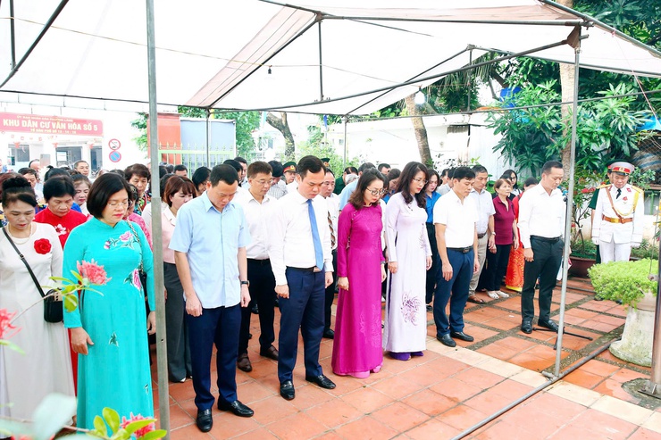 Phường Láng, Hà Nội tổ chức buổi lễ dâng hương, dâng hoa trang trọng kỷ niệm 78 năm Ngày Thương binh - Liệt sĩ (27/7/1947 - 27/7/2025)- Ảnh 4.