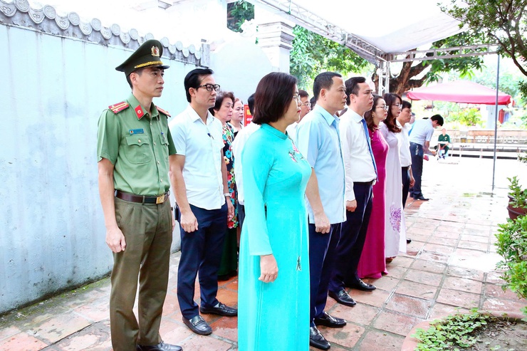 Phường Láng, Hà Nội tổ chức buổi lễ dâng hương, dâng hoa trang trọng kỷ niệm 78 năm Ngày Thương binh - Liệt sĩ (27/7/1947 - 27/7/2025)- Ảnh 5.