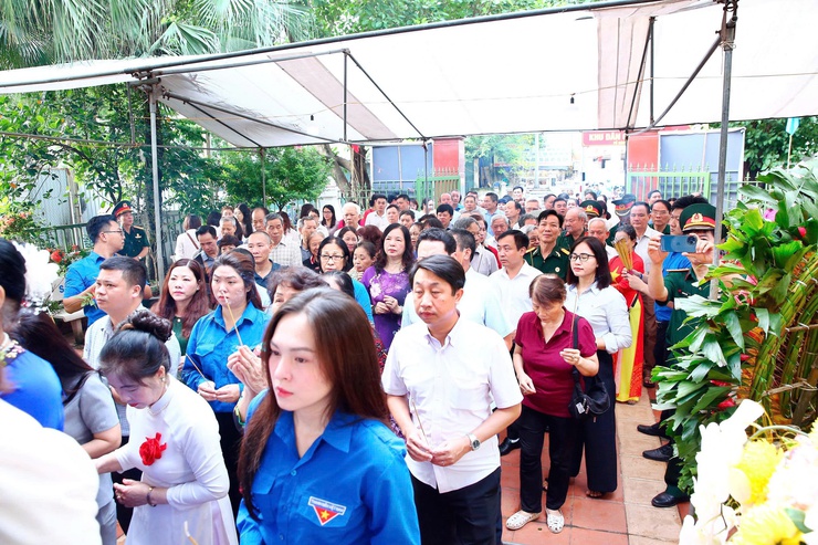 Phường Láng, Hà Nội tổ chức buổi lễ dâng hương, dâng hoa trang trọng kỷ niệm 78 năm Ngày Thương binh - Liệt sĩ (27/7/1947 - 27/7/2025)- Ảnh 6.
