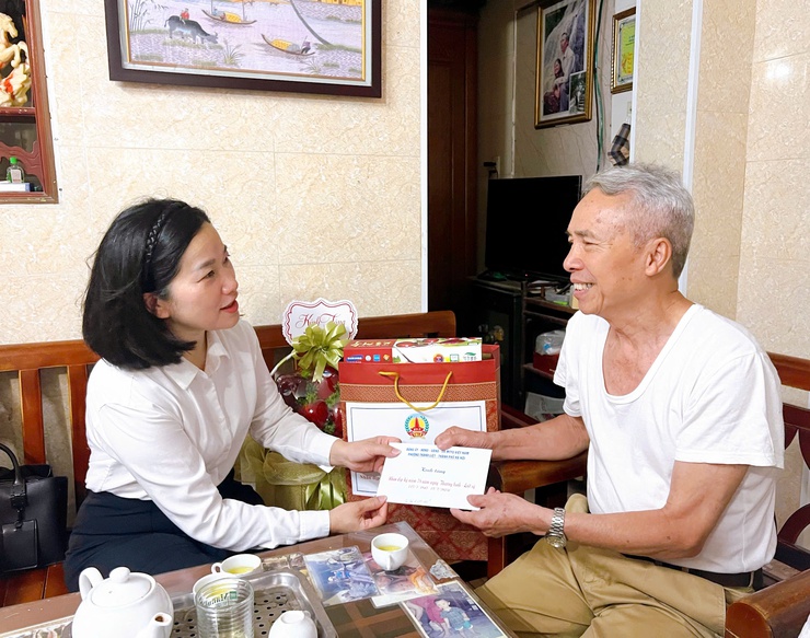 Phường Thanh Liệt: Thăm, tặng quà người có công tiêu biểu nhân kỷ niệm 78 năm Ngày Thương binh - Liệt sĩ- Ảnh 1.