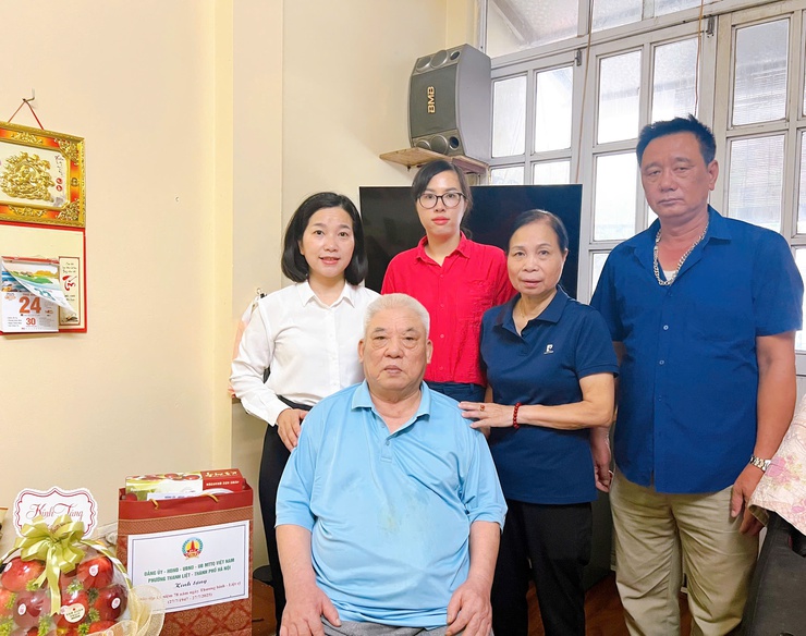 Phường Thanh Liệt: Thăm, tặng quà người có công tiêu biểu nhân kỷ niệm 78 năm Ngày Thương binh - Liệt sĩ- Ảnh 3.