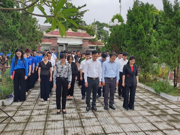Phường Phú Lương viếng nghĩa trang liệt sỹ nhân kỷ niệm 78 năm ngày Thương binh Liệt sỹ- Ảnh 2.