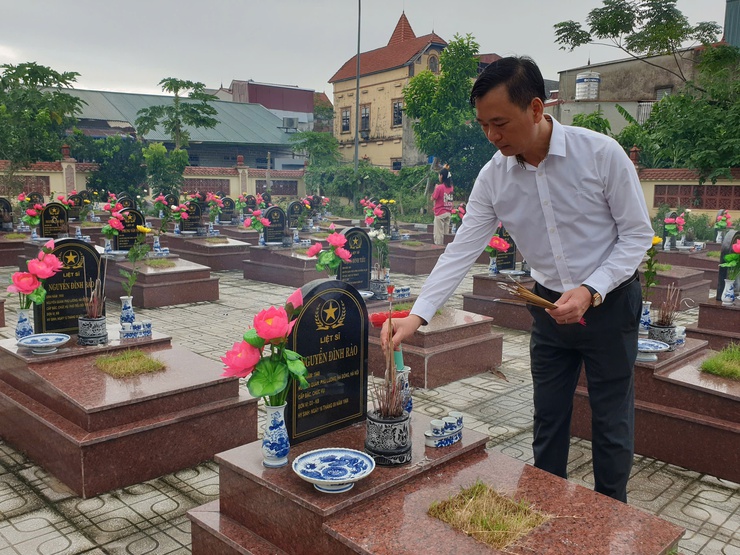 Phường Phú Lương viếng nghĩa trang liệt sỹ nhân kỷ niệm 78 năm ngày Thương binh Liệt sỹ- Ảnh 3.