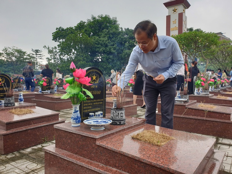 Phường Phú Lương viếng nghĩa trang liệt sỹ nhân kỷ niệm 78 năm ngày Thương binh Liệt sỹ- Ảnh 5.