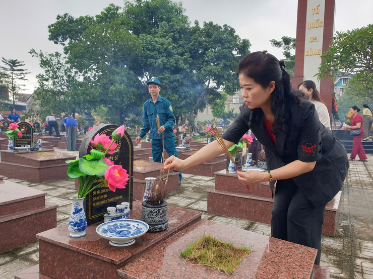 Phường Phú Lương viếng nghĩa trang liệt sỹ nhân kỷ niệm 78 năm ngày Thương binh Liệt sỹ- Ảnh 4.
