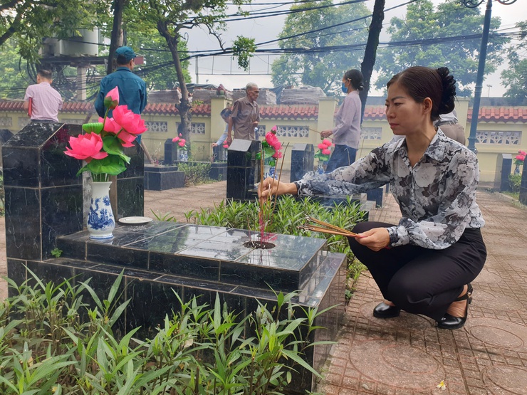Phường Phú Lương viếng nghĩa trang liệt sỹ nhân kỷ niệm 78 năm ngày Thương binh Liệt sỹ- Ảnh 6.