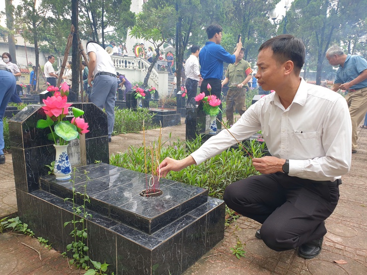 Phường Phú Lương viếng nghĩa trang liệt sỹ nhân kỷ niệm 78 năm ngày Thương binh Liệt sỹ- Ảnh 7.