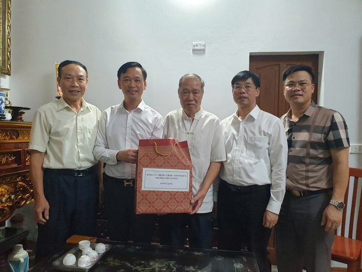 3 đoàn lãnh đạo phường Phú Lương đi thăm, tặng quà 9 đối tượng chính sách tiêu biểu nhân kỷ niệm 78 năm ngày thương binh liệt sỹ- Ảnh 1.