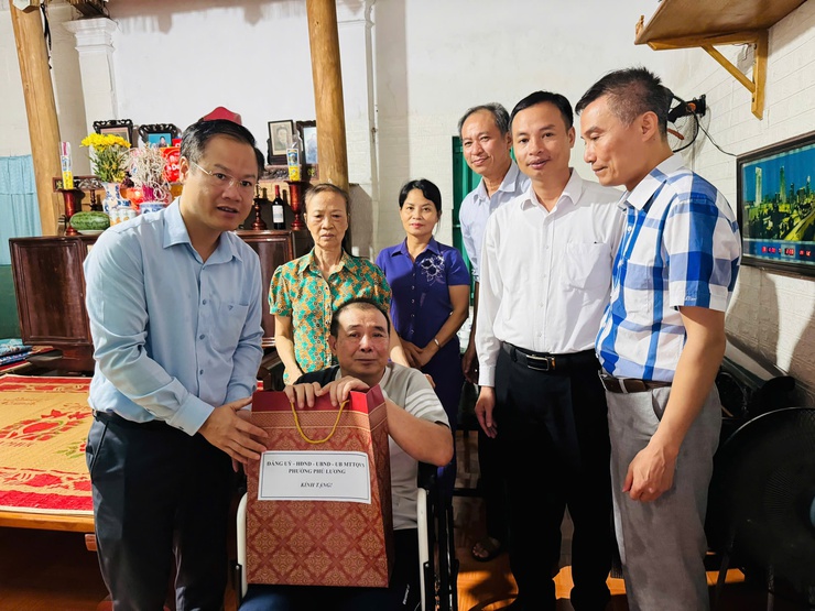 3 đoàn lãnh đạo phường Phú Lương đi thăm, tặng quà 9 đối tượng chính sách tiêu biểu nhân kỷ niệm 78 năm ngày thương binh liệt sỹ- Ảnh 3.
