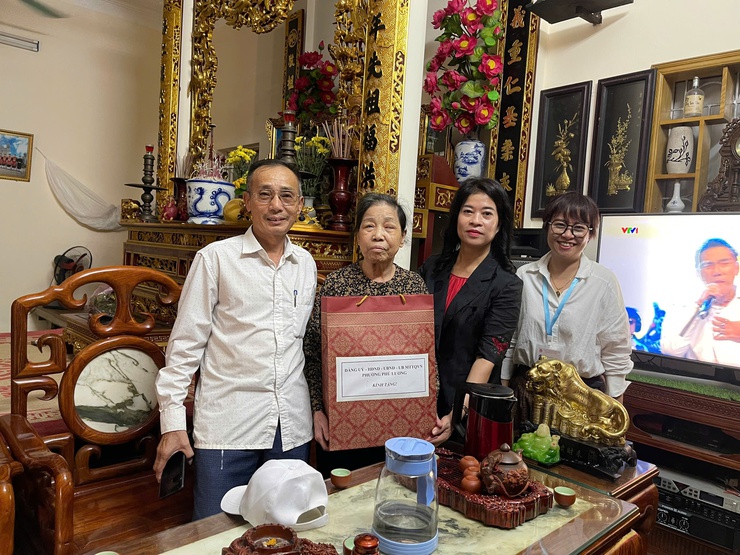3 đoàn lãnh đạo phường Phú Lương đi thăm, tặng quà 9 đối tượng chính sách tiêu biểu nhân kỷ niệm 78 năm ngày thương binh liệt sỹ- Ảnh 2.