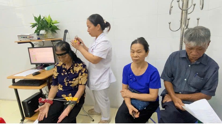 UBMTTQVN xã Phúc Thọ phối hộ tổ chức khám, tư vấn sức khỏe và cấp thuốc miễn phí cho các đối tượng chính sách nhân dịp 27/7- Ảnh 2.