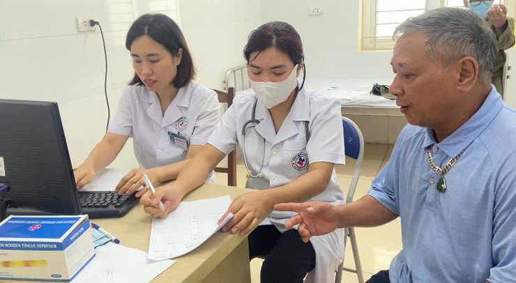 UBMTTQVN xã Phúc Thọ phối hộ tổ chức khám, tư vấn sức khỏe và cấp thuốc miễn phí cho các đối tượng chính sách nhân dịp 27/7- Ảnh 4.