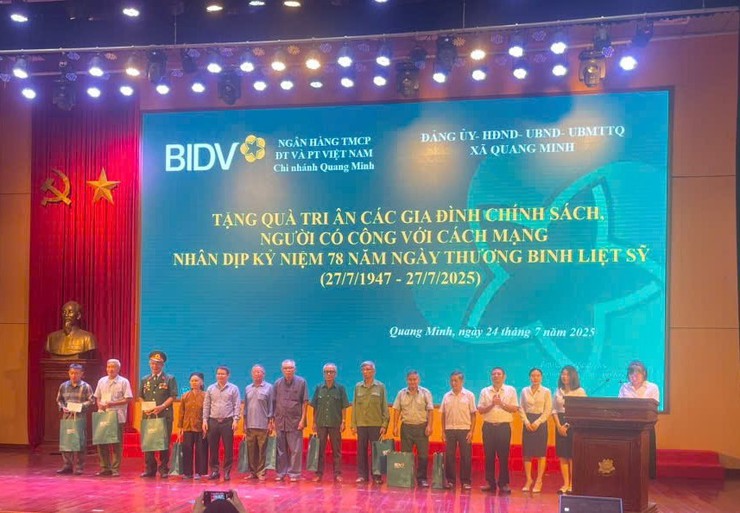 Agribank Chi nhánh Mê Linh và BIDV Chi nhánh Quang Minh trao quà cho các gia đình chính sách trên địa bàn xã Quang Minh- Ảnh 5.